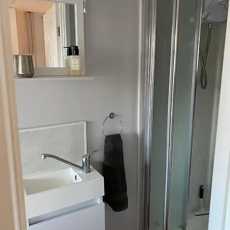 Ali's Place Guest house Bristol